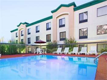 Holiday Inn Express & Suites Fayetteville-Ft. Bragg  an IHG Hotel